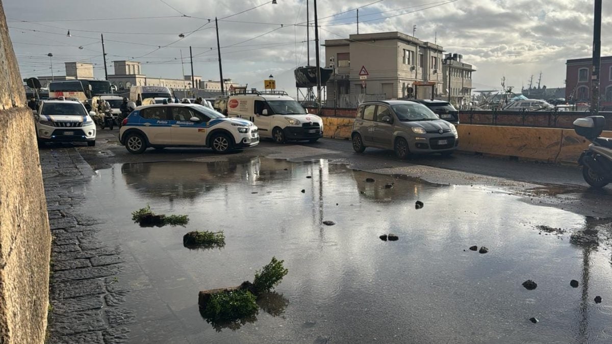 via Acton allagata per voragine / Fanpage.it