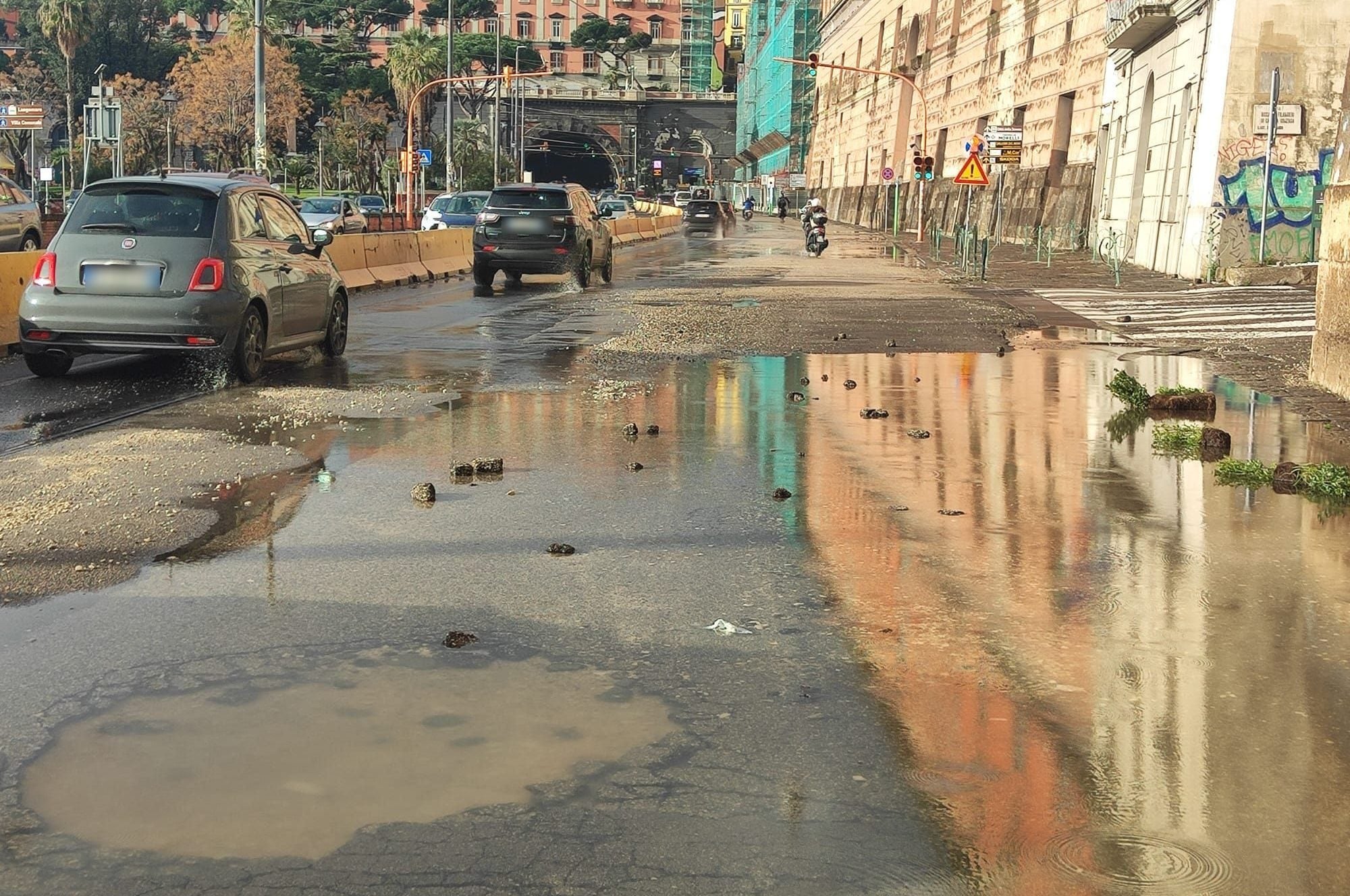 via Acton allagata per voragine / Fanpage.it