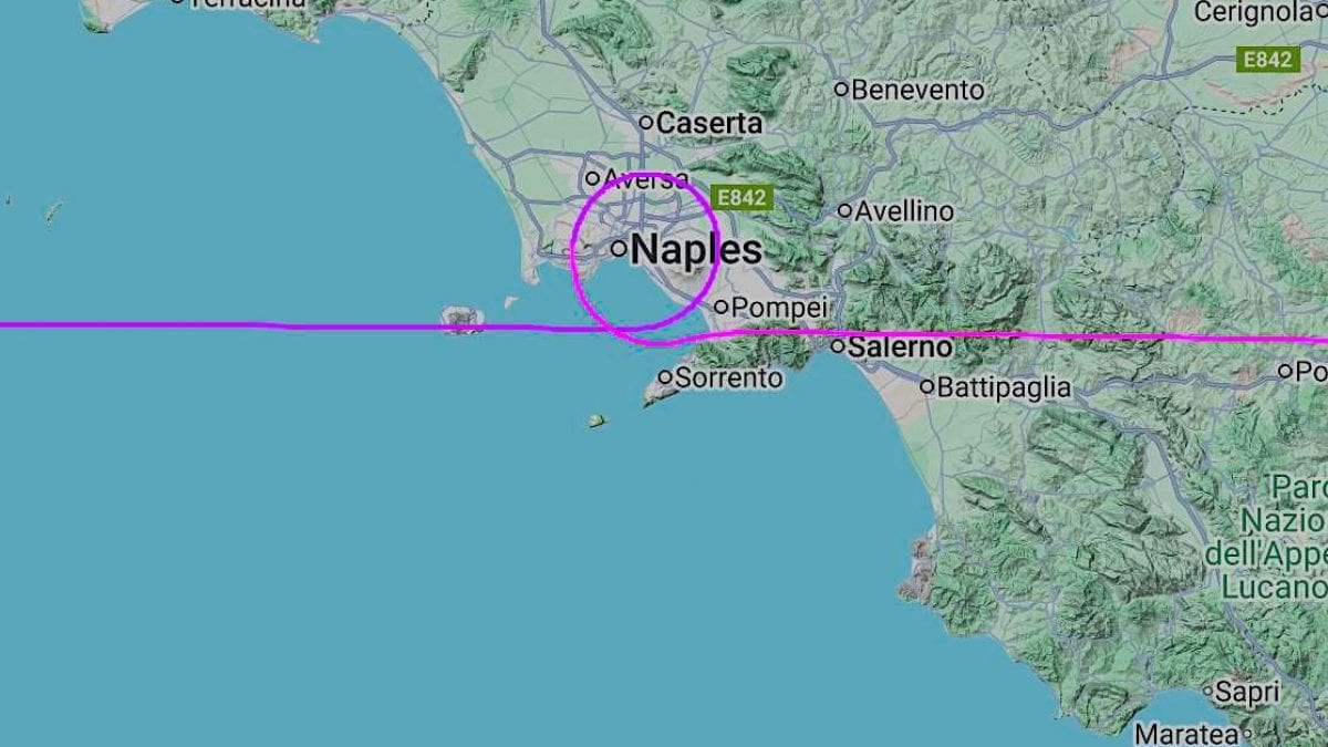 Il volo circolare compiuto dal pilota su Napoli