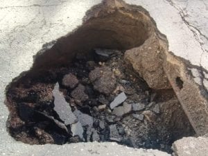 Voragine in strada in via Terracina, bus deviati e caos traffico a Fuorigrotta oggi