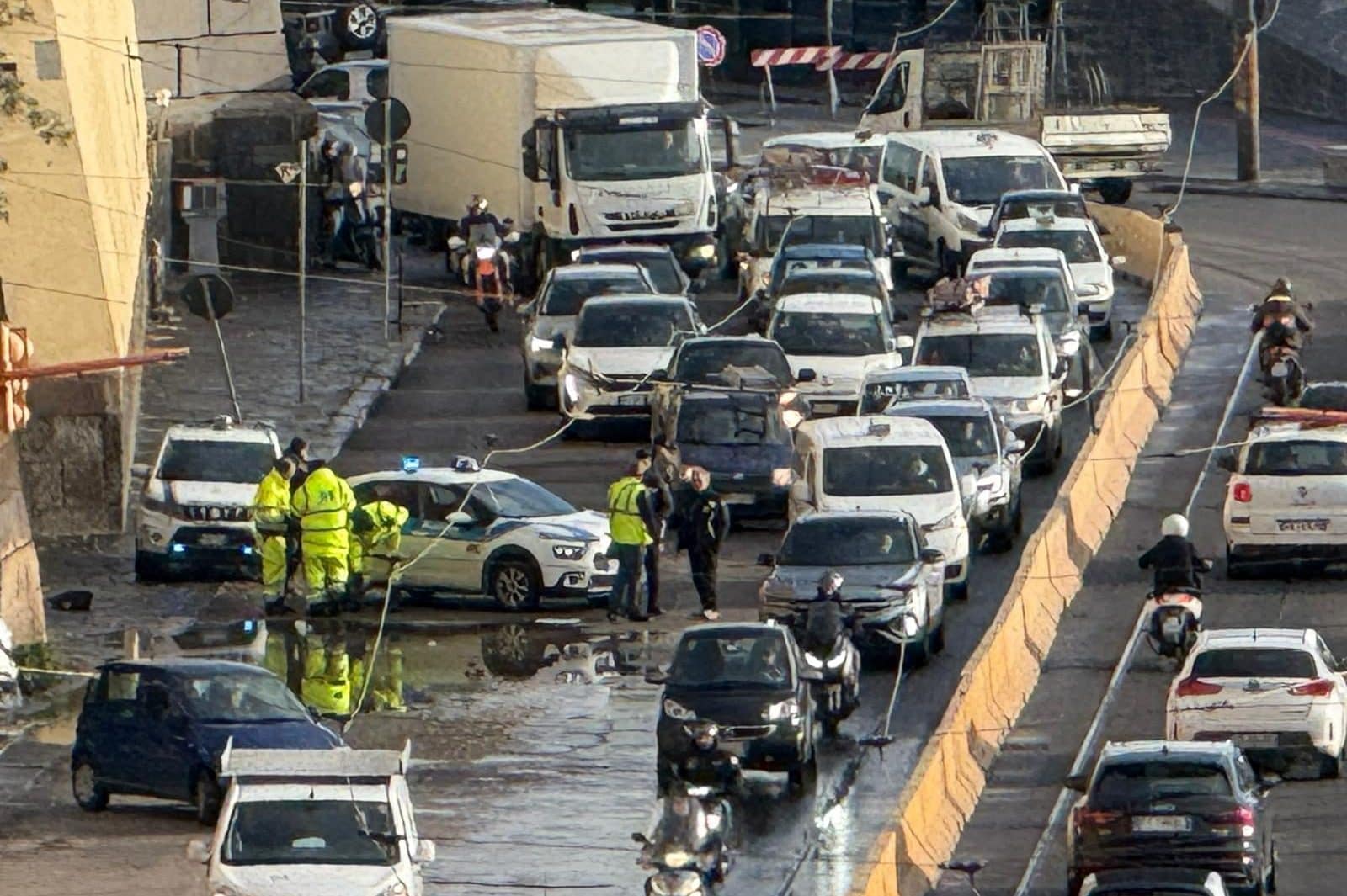 Caos traffico in via Acton per una voragine / Fanpage.it