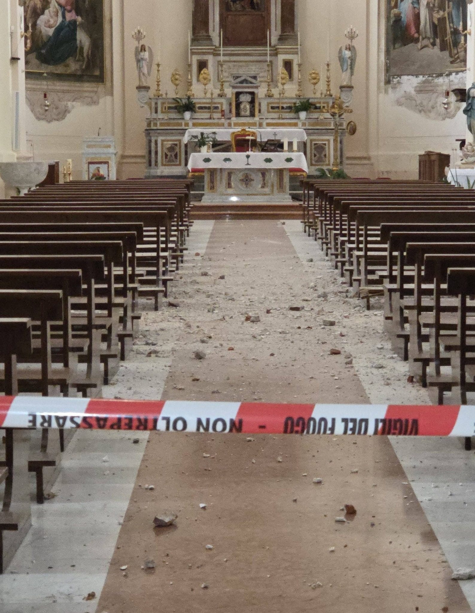 I danni all’interno della chiesa. Foto Antonio Rubino / Facebook