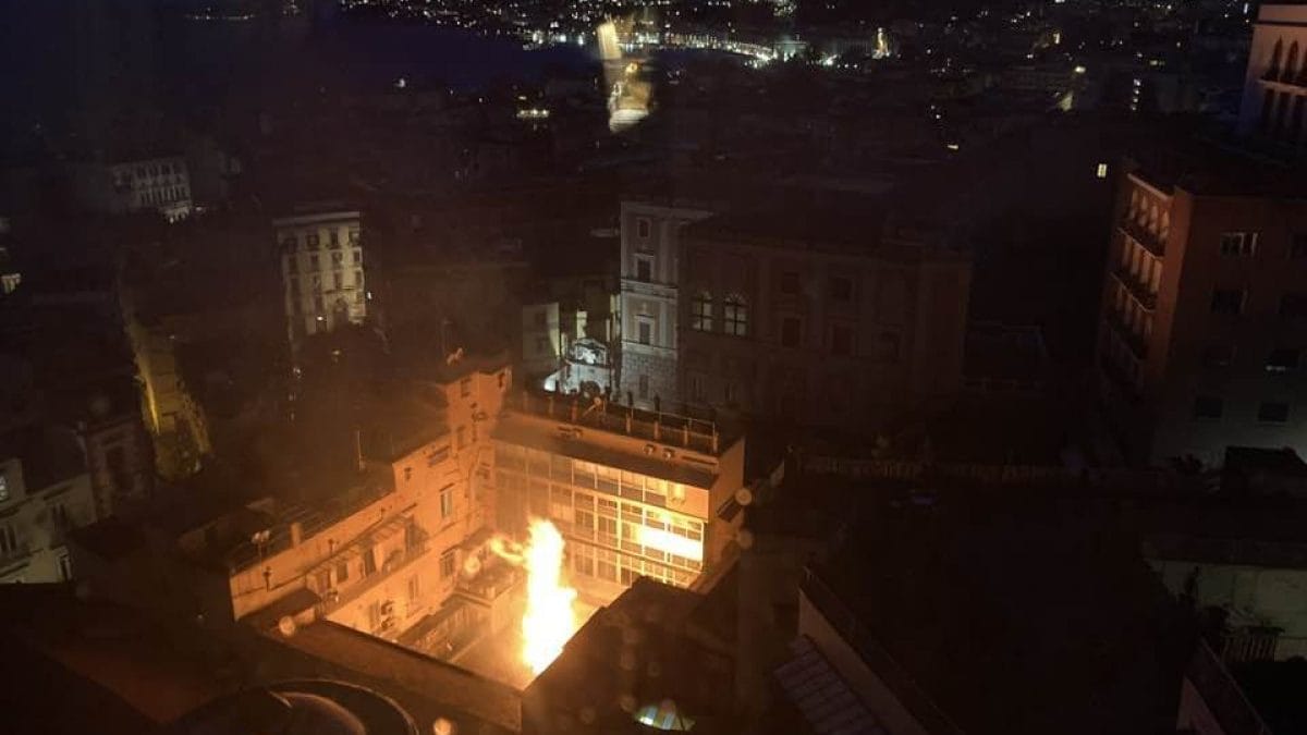 L’incendio al teatro Sannazaro di Napoli. Foto Enrico Pennella / Facebook