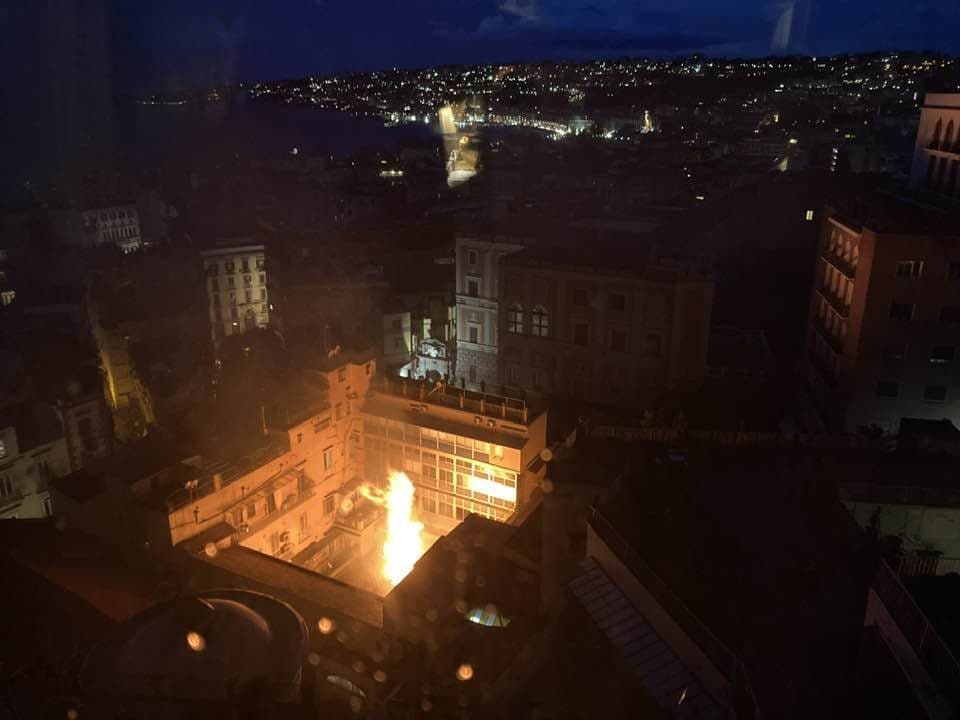 L’incendio al teatro Sannazaro di Napoli. Foto Enrico Pennella / Facebook