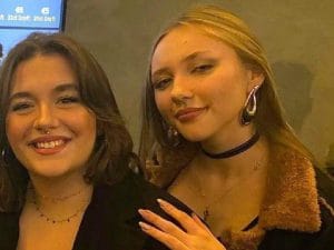 Tre studenti picchiati a via Toledo da 10 ragazzi, il racconto di Sara: “Prese a calci e pugni in faccia”