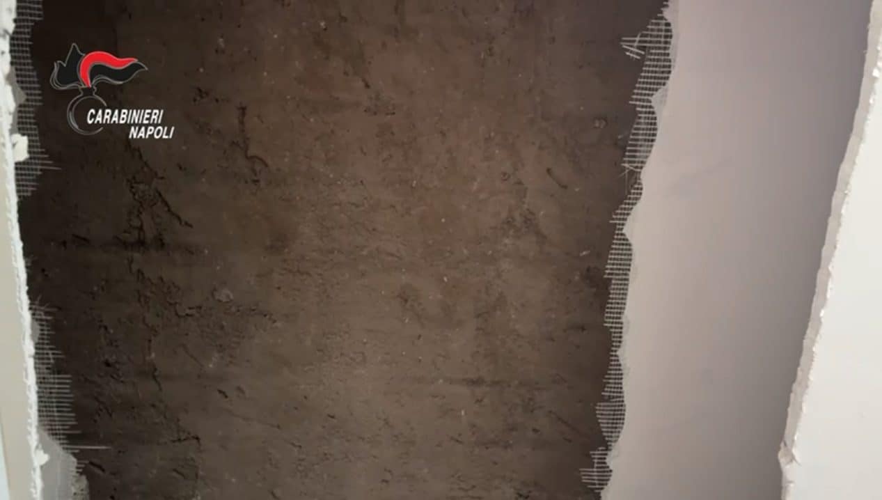 Il passaggio per il vano segreto scoperto dai carabinieri