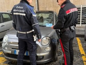 Vomero, garage occupano strisce blu con auto dei clienti per costringere al parcheggio a 10 euro l’ora