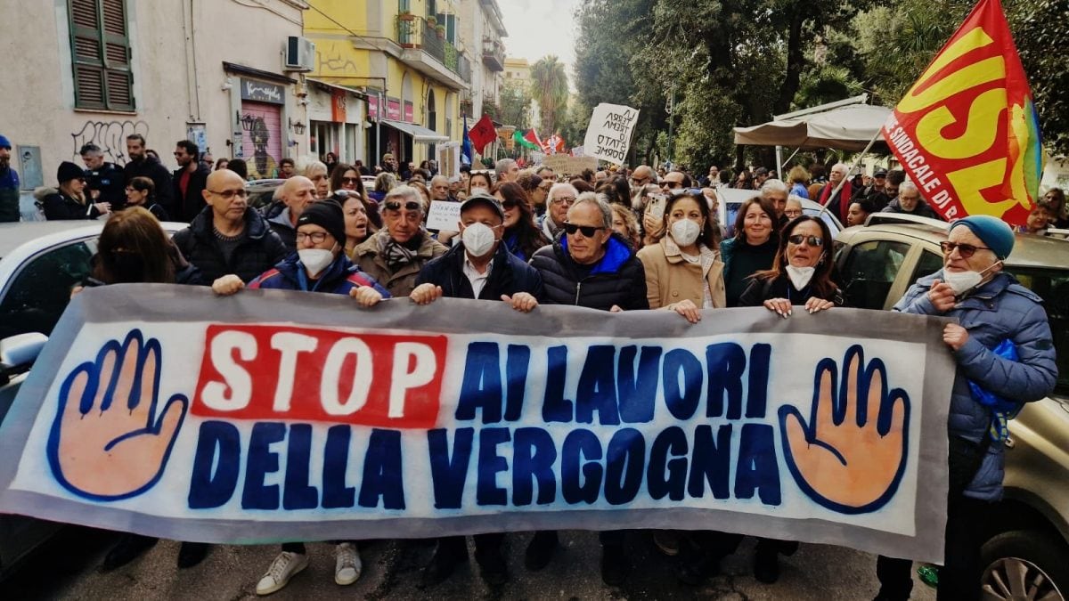I comitati in corteo a Bagnoli