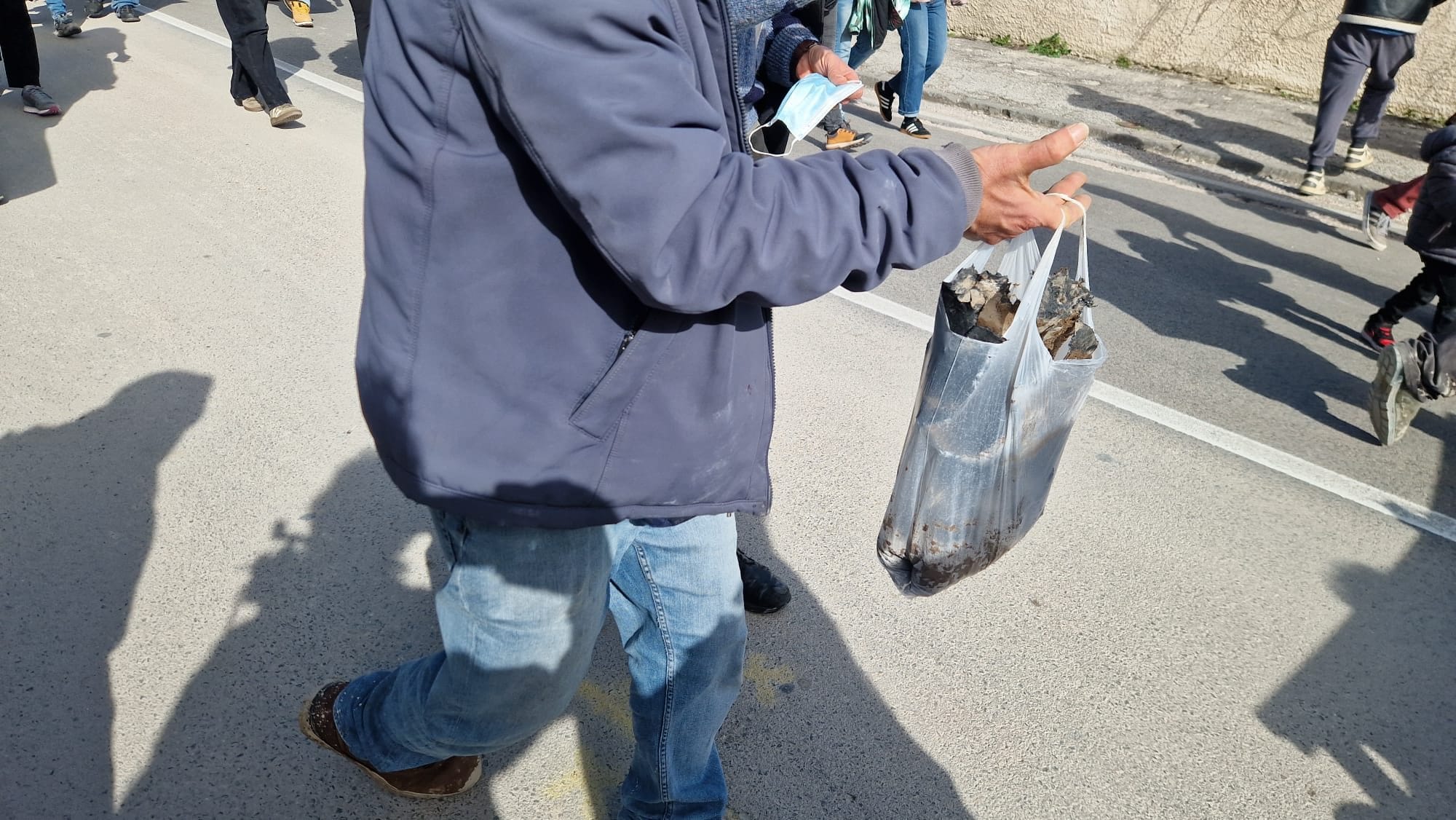 I campioni prelevati dai manifestanti nel cantiere