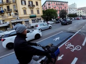 Viaggio nel disastro delle nuove piste ciclabili di Napoli