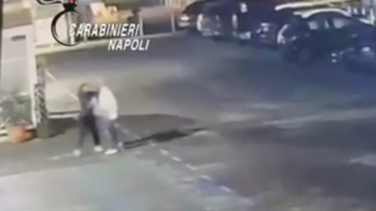 Un frame del video in cui si vede l’aggressione