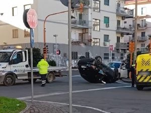 auto-rovesciata-fuorigrotta-2026-02-01-152317_censored-1769955879366-300x225.jpg