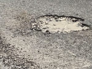 Chiusa la preferenziale alla Riviera di Chiaia, buche in via Simone Martini e a Santa Lucia