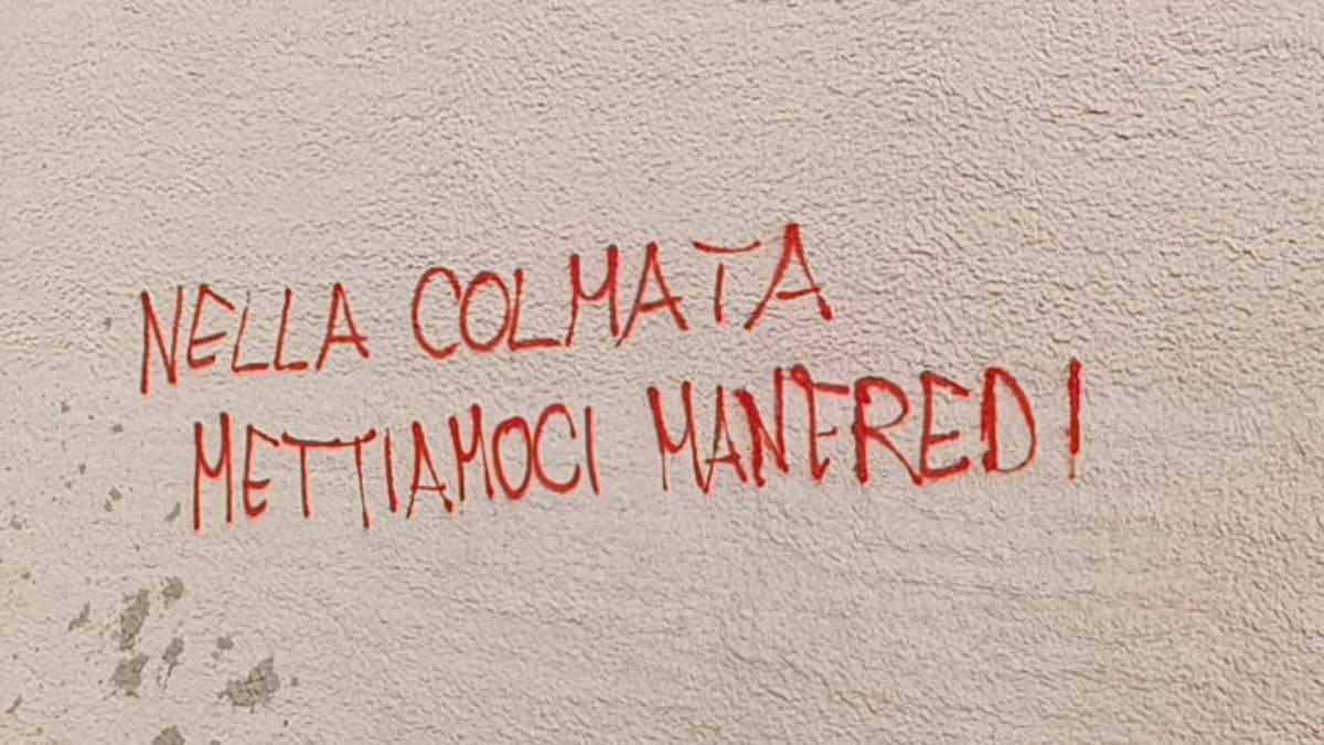 La scritta contro il sindaco Manfredi a Bagnoli (Foto: Fanpage.it)