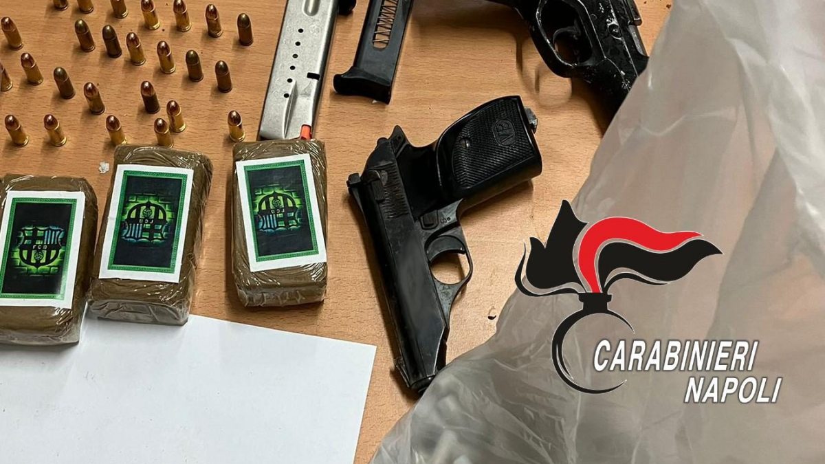 La droga e le armi sequestrate dai carabinieri a Scampia