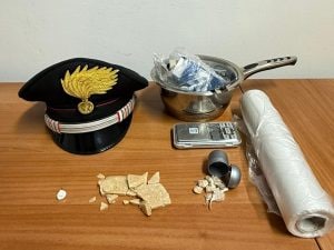 Perquisizione in casa, la droga è ovunque: nel filtro della doccia e del lavandino, anche nella borsetta della figlia