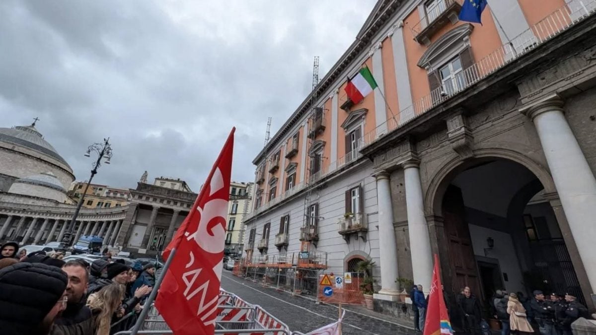 La protesta contro i licenziamenti dei lavoratori Harmont & Blaine del 18 febbraio