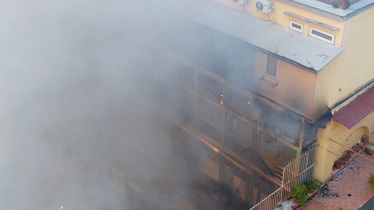 Il Teatro Sannazaro bruciato