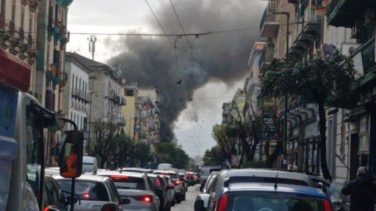 L’incendio alla pizzeria "Benvenuti al Sud" a Secondigliano (Foto: Fanpage.it)