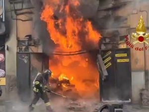 Pizzeria Benvenuti al Sud incendiata a Secondigliano, per i 21 sfollati donati cibo, coperte e vestiti