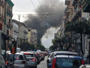 Incendio nella pizzeria “Benvenuti al Sud” a Secondigliano: gravi danni al locale