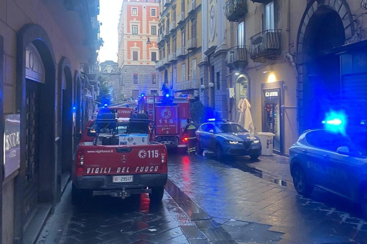 I vigili del fuoco e la polizia intervenuti per l’incendio del teatro Sannazaro (foto di Fanpage.it)