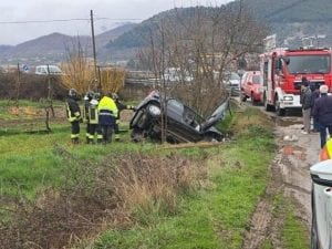 Auto esce fuori strada e si ribalta nel Salernitano: ferito un uomo, è rimasto incastrato tra le lamiere
