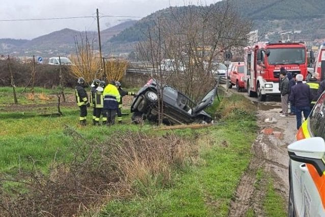 Auto esce fuori strada e si ribalta nel Salernitano: ferito un uomo, è ...
