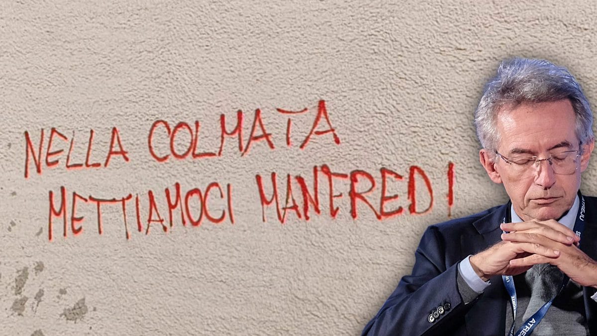 La scritta contro il sindaco Manfredi a Bagnoli / foto Fanpage.it