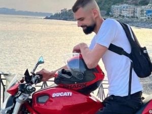 Incidente a Varcaturo, moto si scontra con un’auto: Mario Costantin muore a 31 anni