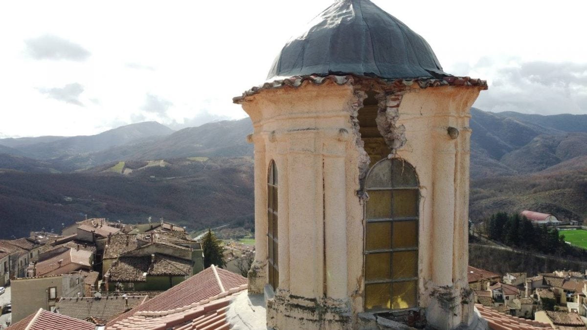 La cupola della chiesa sventrata dal fulmine