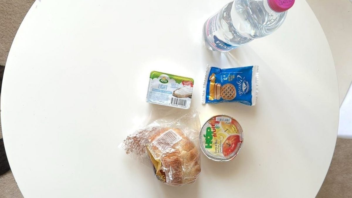 Uno dei pasti serviti alla scuola Nobile del Vomero / foto Fanpage