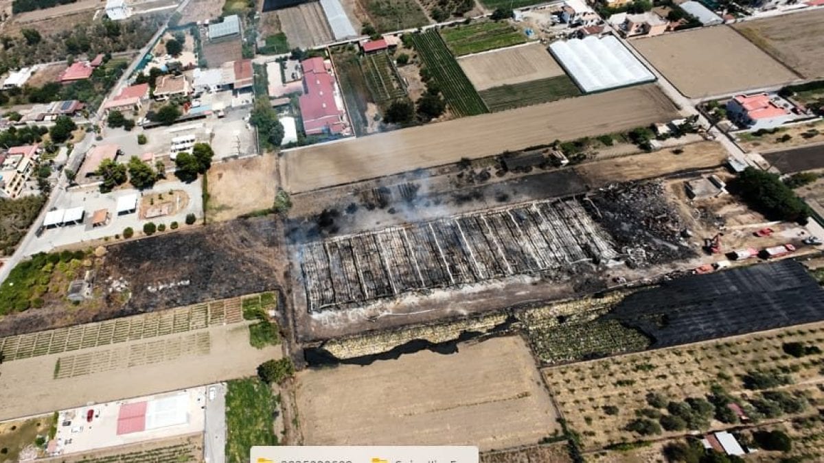 L’incendio dei capannoni a Pompei nell’agosto 2025