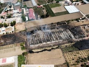 pompei-incendio-capannoni-agosto-2025-300x225.jpeg