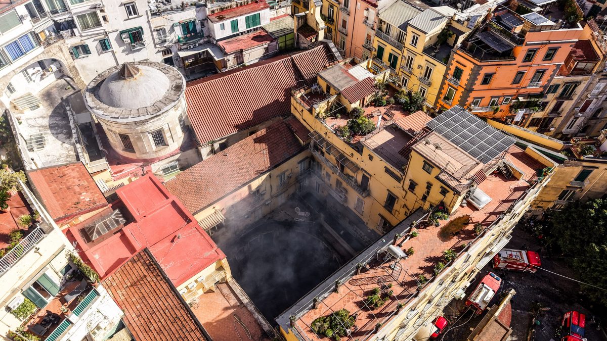 L’area del Sannazaro vista dall’altro. Al centro il teatro bruciato, la cupola distrutta