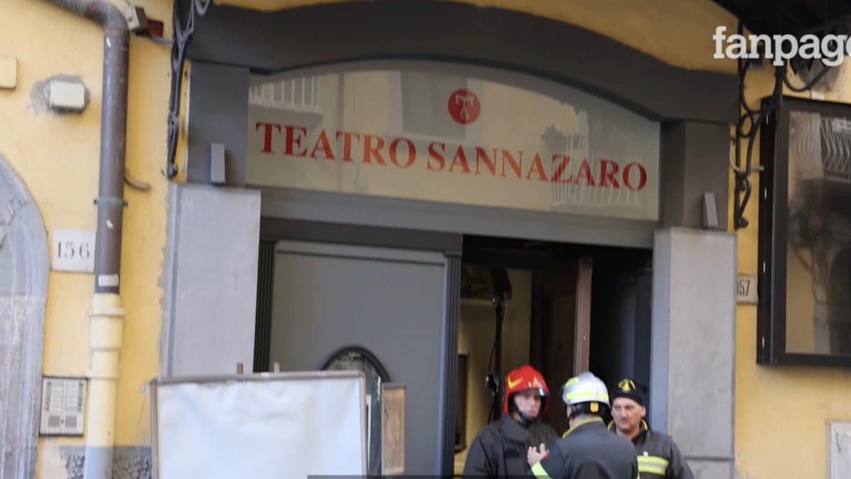 L’ingresso del teatro Sannazaro dopo l’incendio