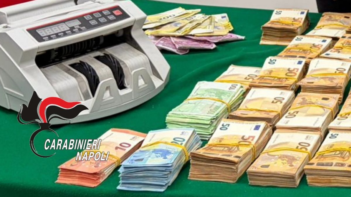 I soldi rinvenuti nell’appartamento di Sant’Antonio Abate (Napoli)