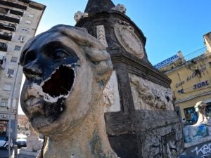 Sfondata la testa della sfinge di piazza Mercato a Napoli: è quasi decapitata