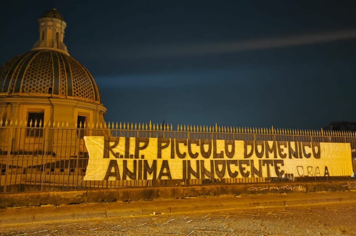 Uno striscione per il piccolo Domenico sul Ponte della Sanità