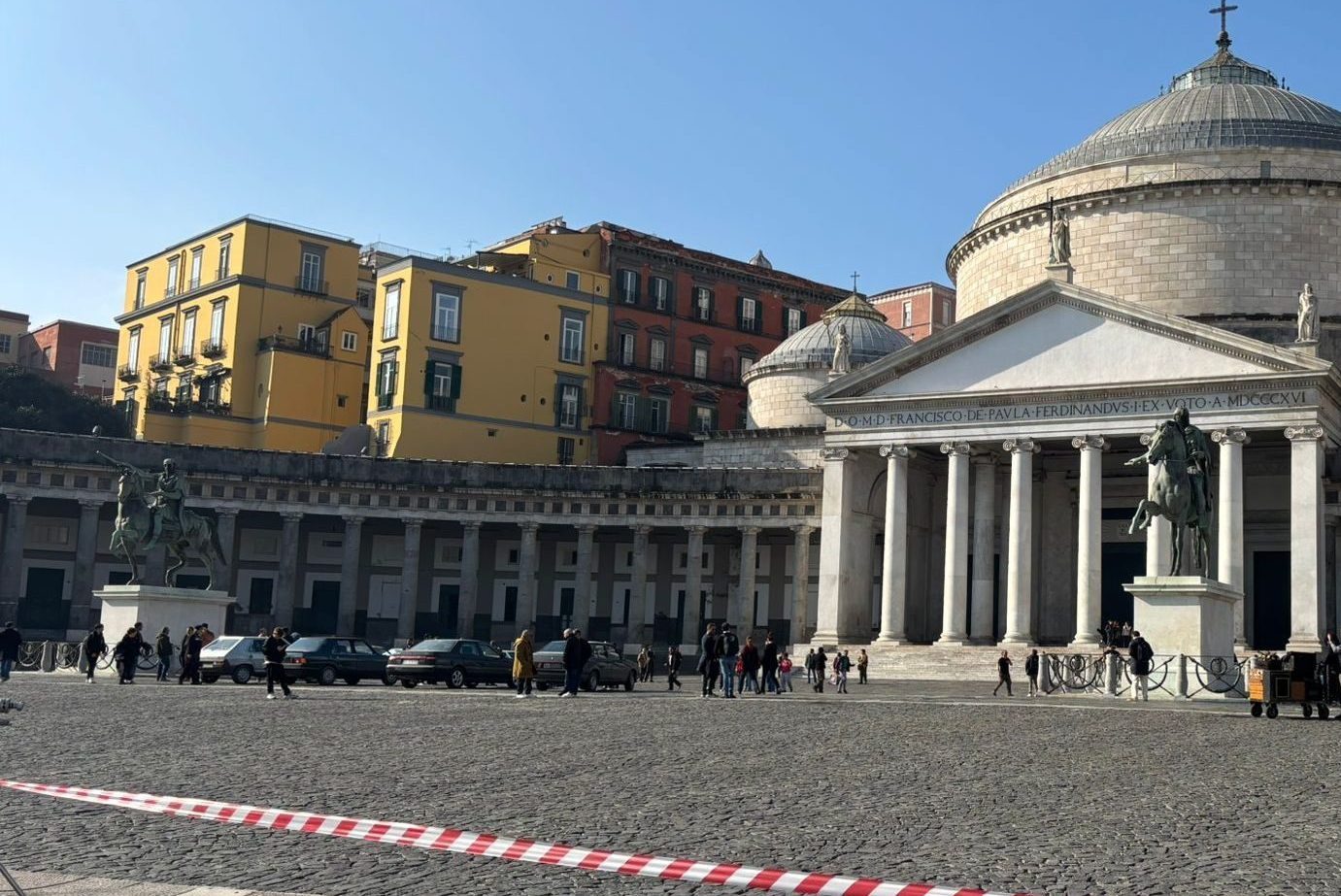 Il set del film Super Santos in piazza del Plebiscito / Fanpage.it