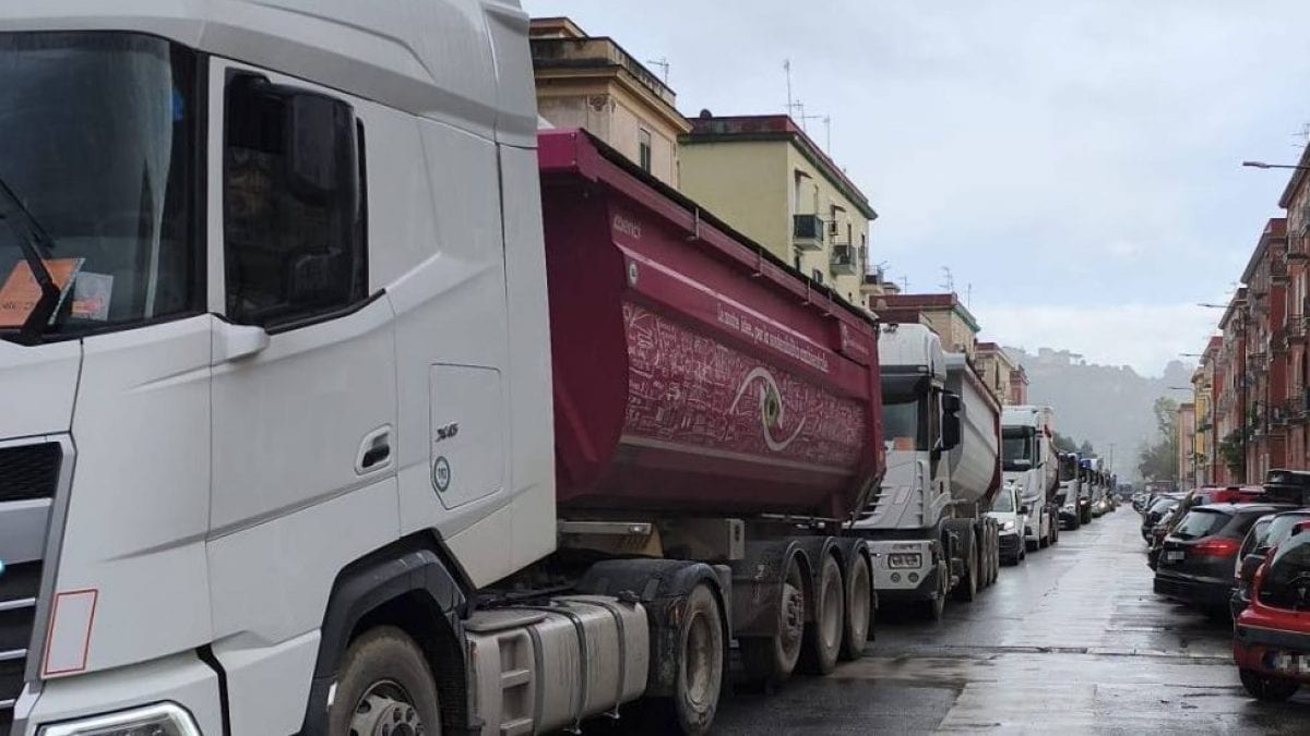 I camion che movimentano terra a Bagnoli