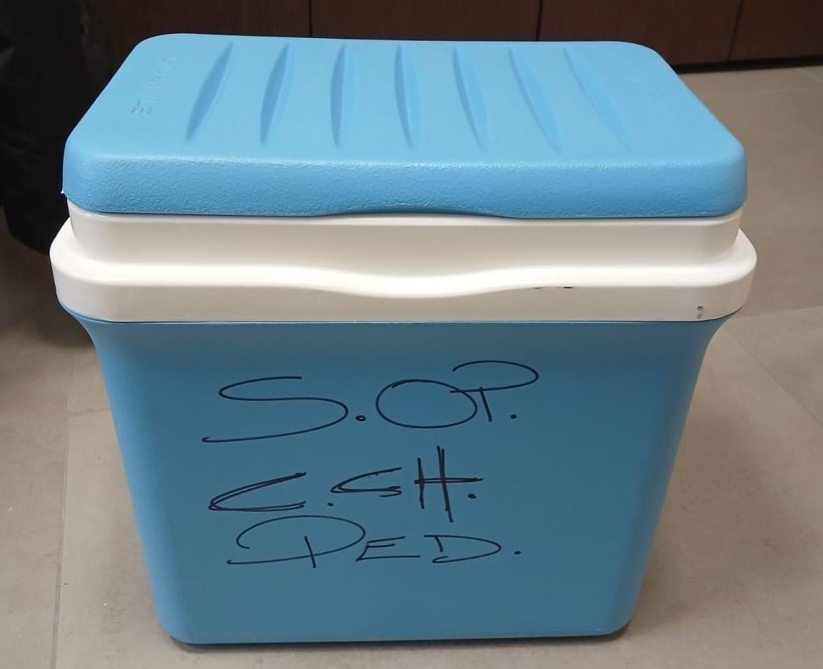 Il vano frigo usato per il trasporto del cuore da impiantare. La sigla è "Sala OPeratoria Chirurgia PEDiatrica"