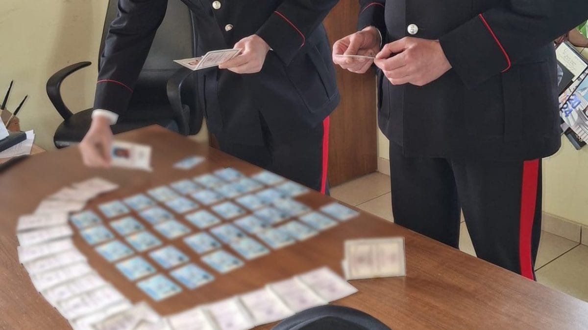 Le carte di identità false sequestrate in casa del 36enne