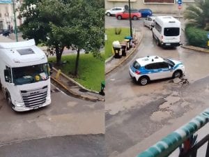 A via Bagnoli la strada sprofonda di nuovo ed esce acqua vicino al cantiere America’s Cup