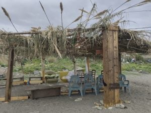 Pozzuoli, due baracche abusive scoperte sulla spiaggia dell’ex fabbrica Sofer: dentro divani e altri mobili