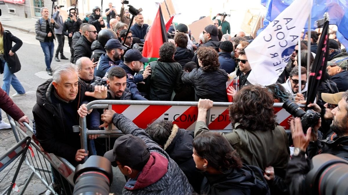Un momento dei tafferugli all’esterno della sede della Municipalità di Bagnoli