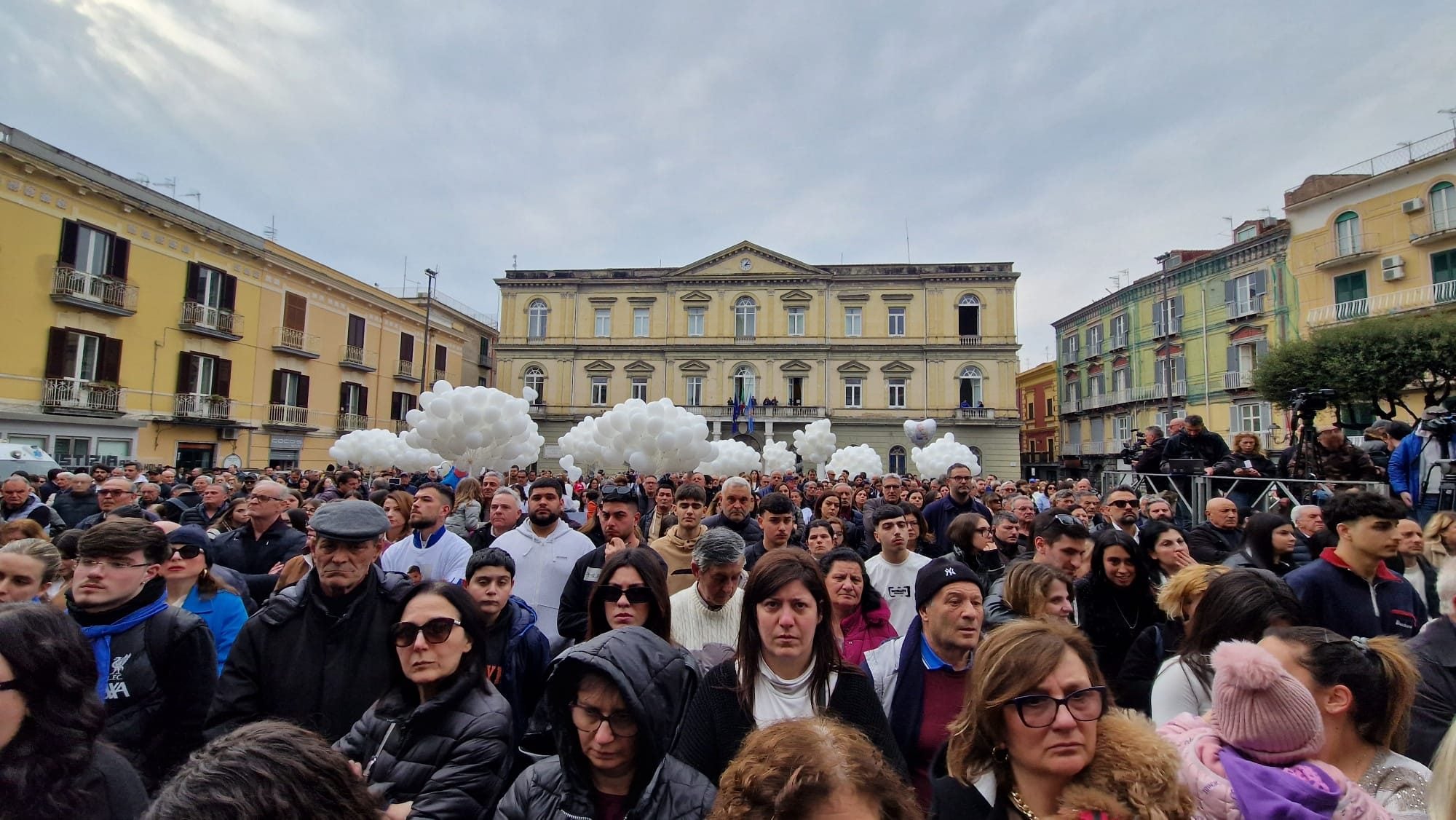 I funerali di Domenico Caliendo in diretta: la premier Giorgia Meloni ha abbracciato i genitori del bimbo dopo l'arrivo al Duomo