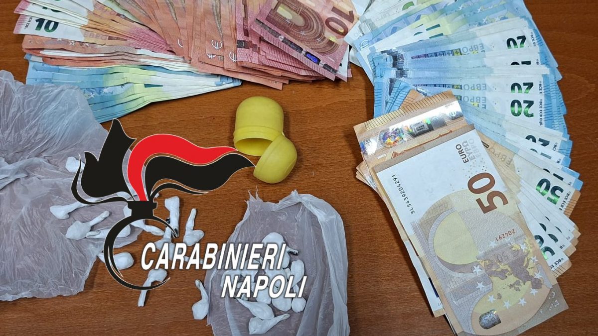 La droga e i contanti sequestrati al 25enne