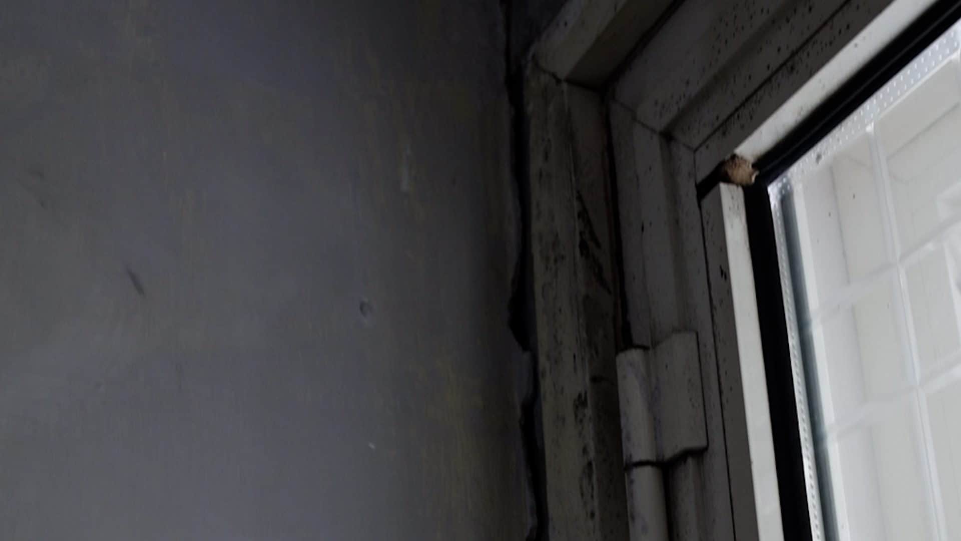 Pareti che si staccano dai muri, nel rione 25/80 a Chiaiano