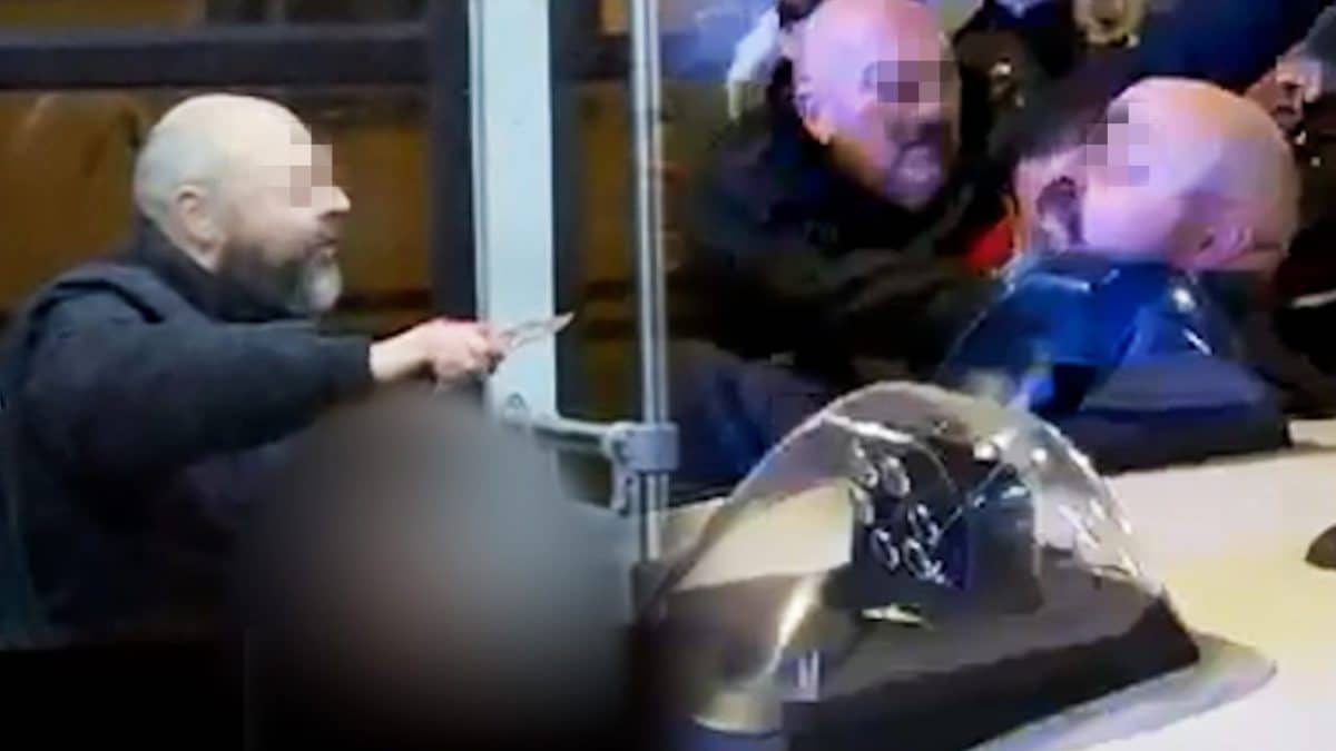 Il momento dell’arresto dell’aggressore